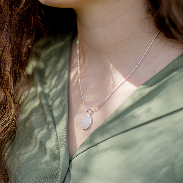 Rainbow moonstone pendant (oval) set in silver