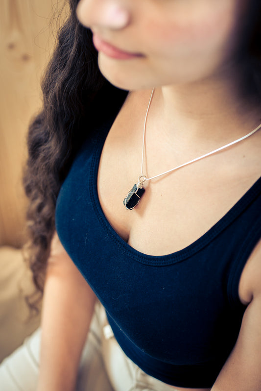 Tourmaline, black (Schorl) set rough stone pendant