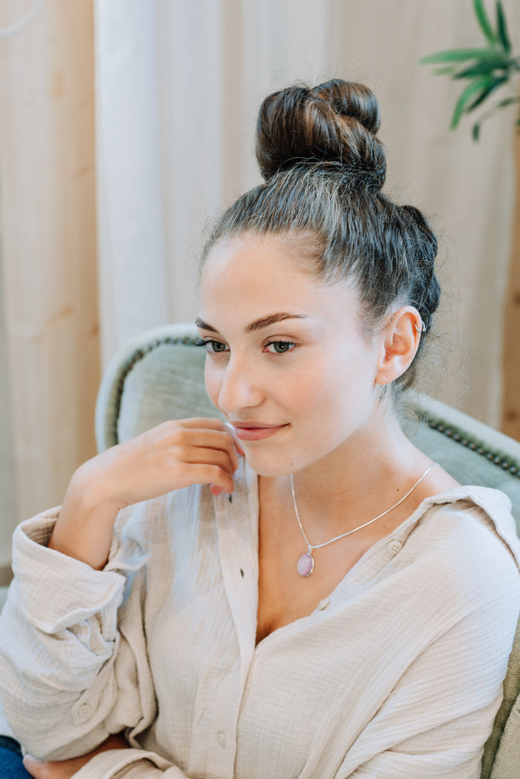 Kunzite pendant (oval) set in silver