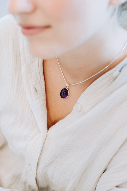 Amethyst pendant (oval) set in silver