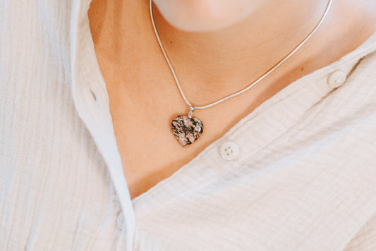Rhodonite heart pendant | 2x2cm