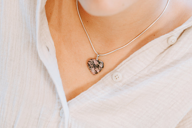 Rhodonite heart pendant | 2x2cm