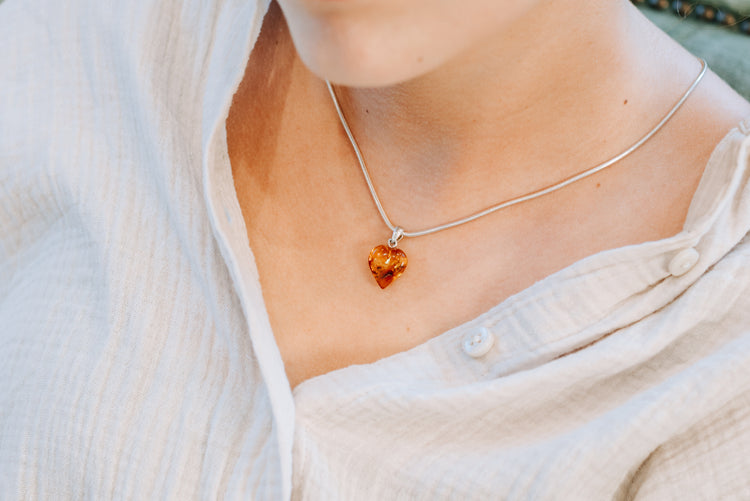 Amber heart pendant | 1.5 x 1.5 cm | 925 silver eyelet