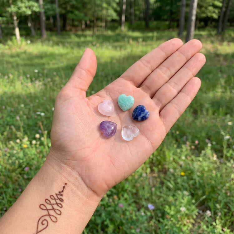 Amethyst Herz | Handschmeichler 2x2 cm — Tragebild