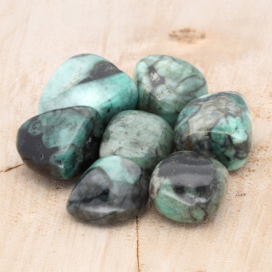 Emerald tumbled stone