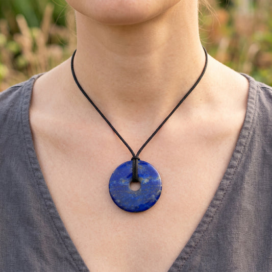 Lapislazuli 40mm Donut – tragebild