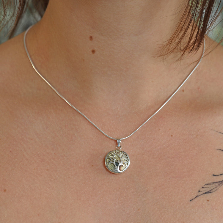 Operculum pendant with tree of life | Ø 1.8 cm | In silver setting