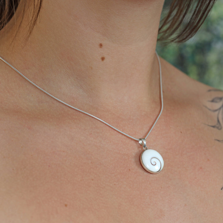 Operculum pendant with tree of life | Ø 1.8 cm | In silver setting