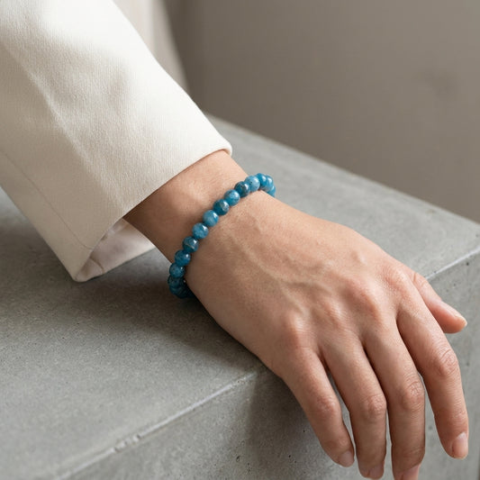 Apatit Kugelarmband | 6mm Perlen — Lifestyle-Tragebild