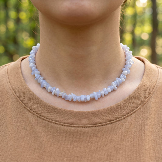 Chalcedon, blau Splitterkette | 45 cm + Verschluss — Tragebild