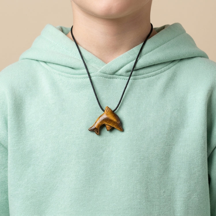 Tigerauge Delphinanhänger — Lifestyle-Tragebild