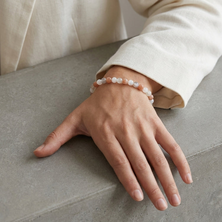 Mondstein Kugelarmband | 6mm — Lifestyle-Tragebild