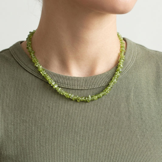 Peridot Splitterkette | 45 cm Verlängerung mit Verschluss — Lifestyle-Tragebild