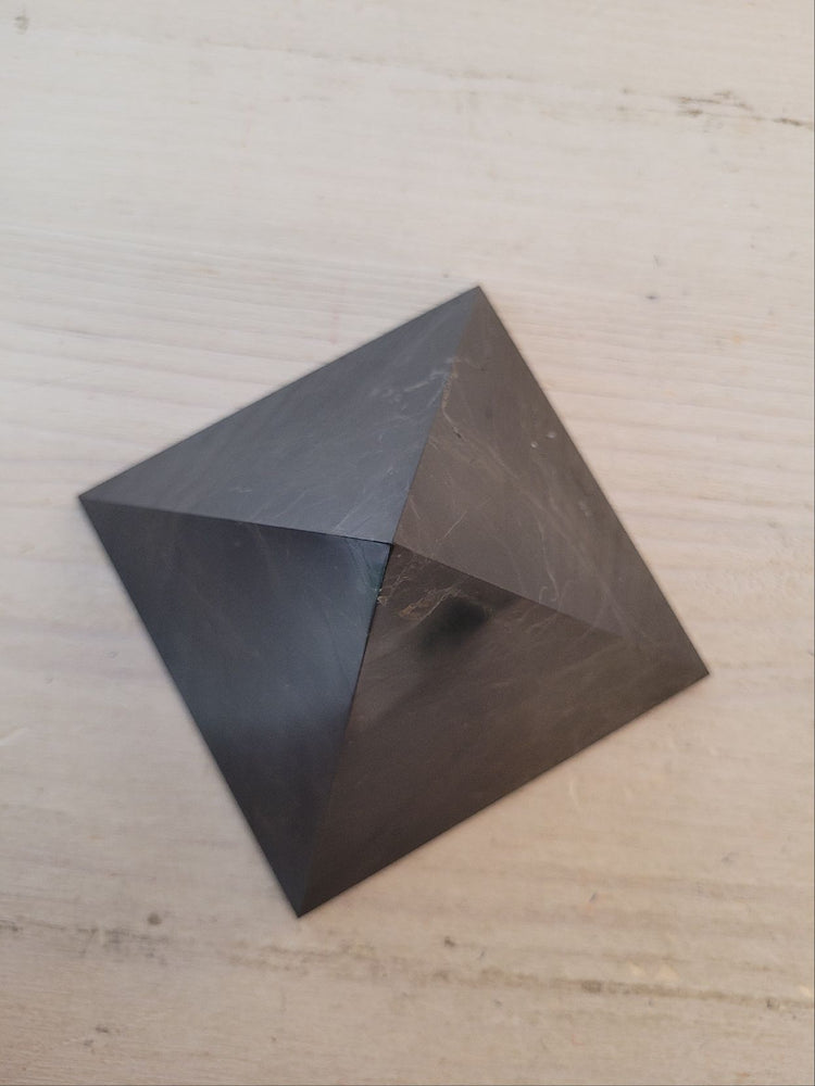 XL Pyramide aus Schungit