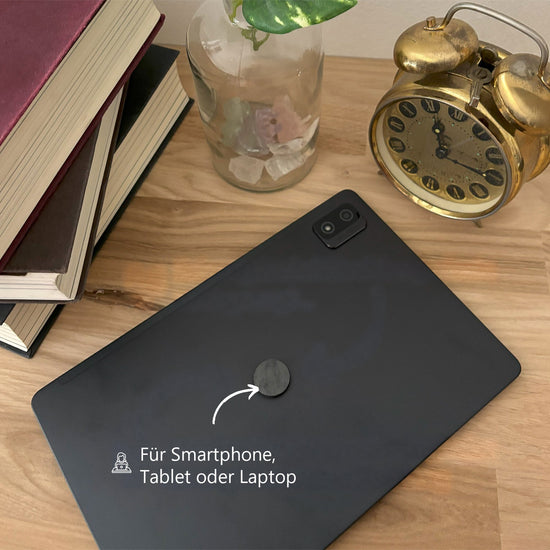 Schungit-Aufkleber auf dem Tablet – für Smartphone, Tablet oder Laptop