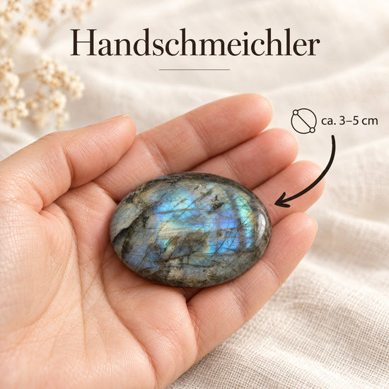 Labradorit Scheibenstein in der Hand – ca. 3–5 cm