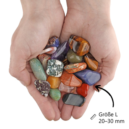 Trommelstein-Mix Größe L in der Hand – Steine 20–30 mm