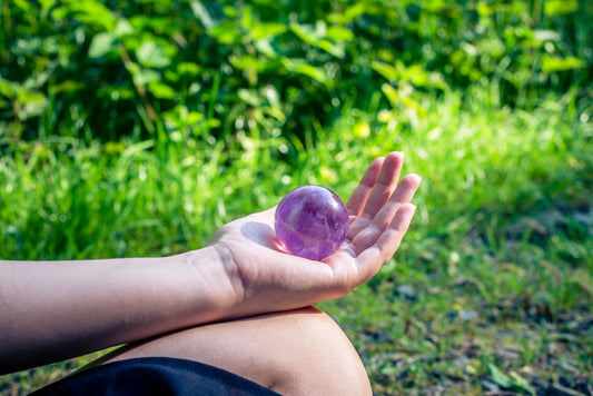 Amethyst Kristallkugel | Inklusive Plexiglashalter