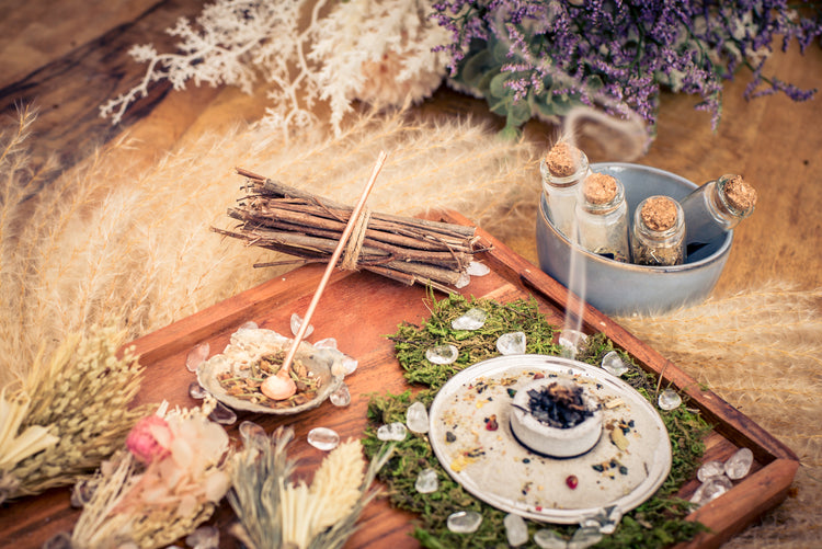 Räucher-Setup mit Schale, Räucherbündeln, Kräuterfläschchen und Bergkristallen