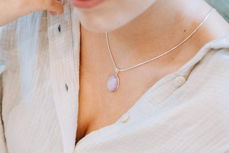 Kunzite pendant (oval) set in silver