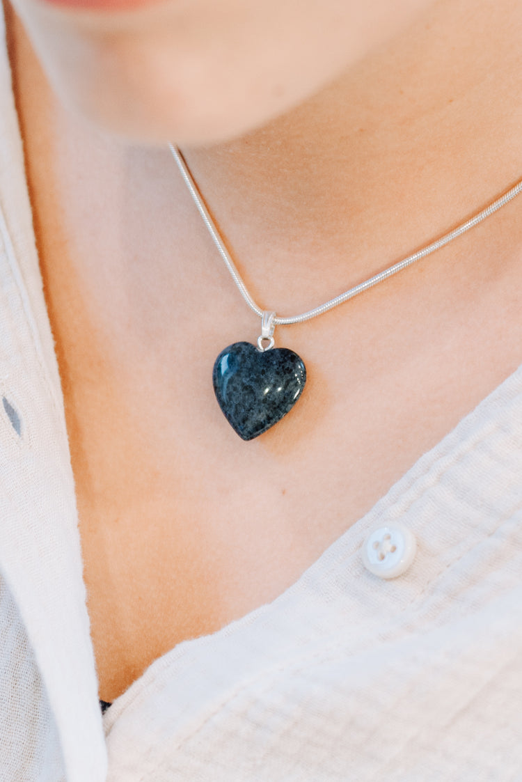 Dumortierite heart pendant | 2x2cm