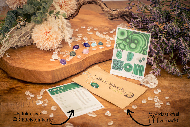 Malachite pendant (oval) set in silver