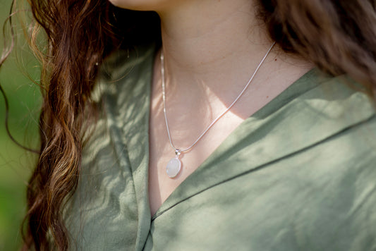 Rainbow moonstone pendant (oval) set in silver