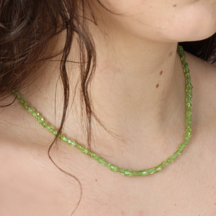 Peridot chip necklace | 45+5 cm extension with clasp