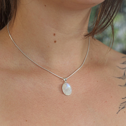 Rainbow moonstone pendant (oval) set in silver