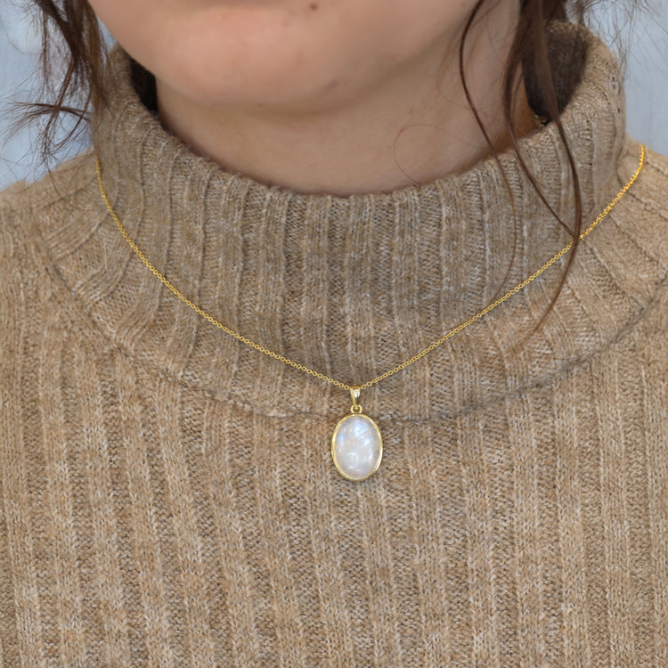 Regenbogen- Mondstein Anhänger (oval) in vergoldetem Silber gefasst