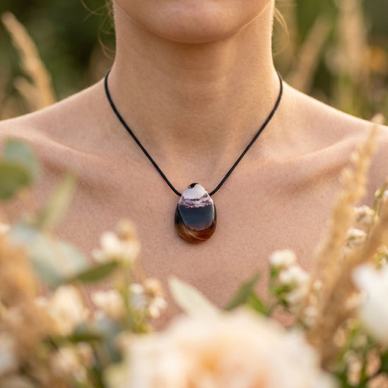 Sardonyx Tropfenanhänger – tragebild