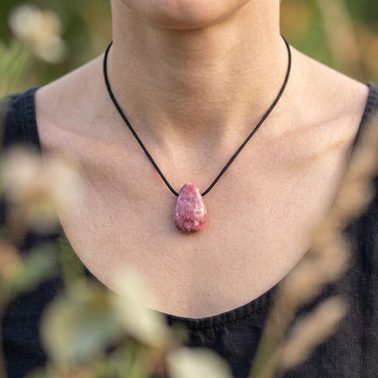 Thulit Tropfenanhänger – tragebild