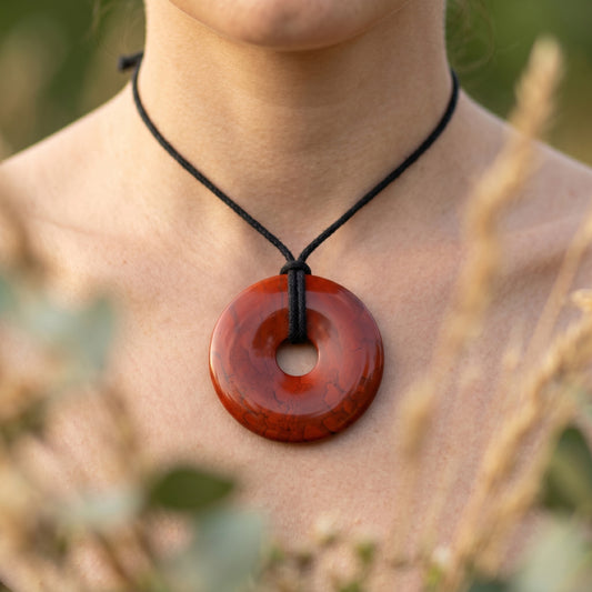 Jaspis, rot 40mm Donut – tragebild