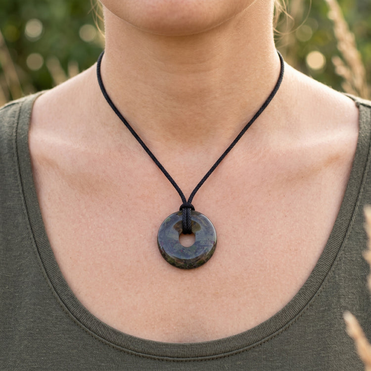 Drachenblut Jaspis 30mm Donut – tragebild