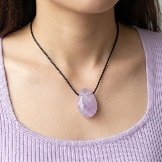 Amethyst (hell) Tropfenanhänger — Lifestyle-Tragebild