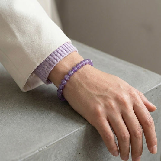 Amethyst Kugelarmband | 8mm — Lifestyle-Tragebild