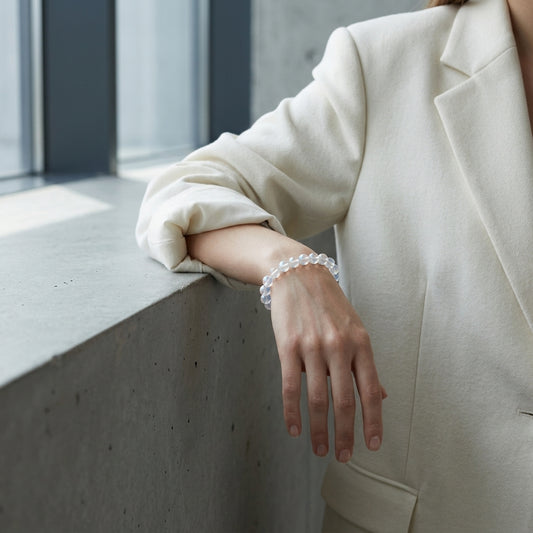 Angel Aura Bergkristall Kugelarmband | 8mm am Handgelenk getragen – Tragebild