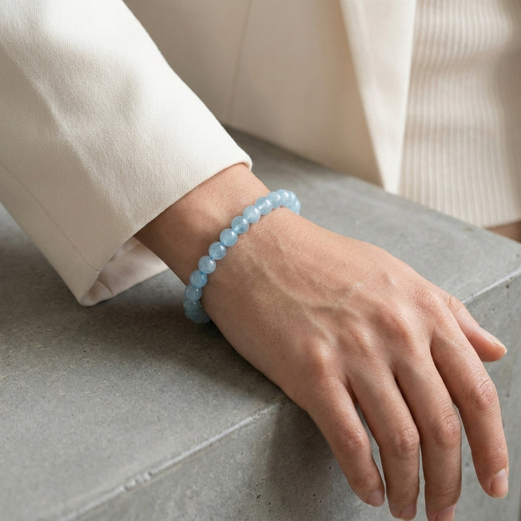 Aquamarin Kugelarmband | 6 mm — Lifestyle-Tragebild