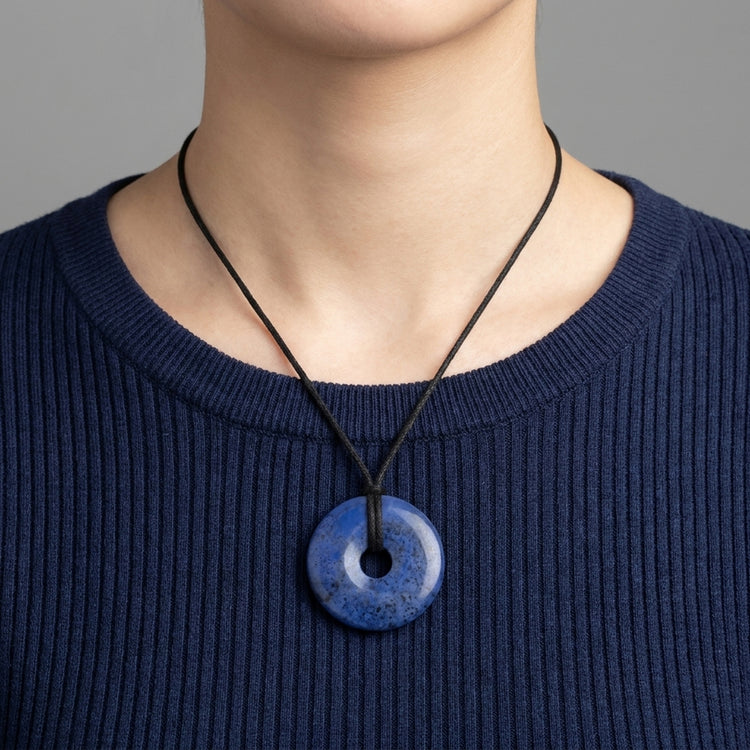 Dumortierit Donut | 40 mm Anhänger + Baumwollband — Lifestyle-Tragebild