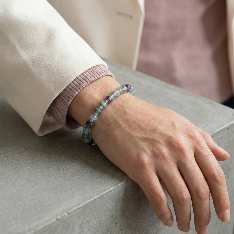Fluorit, bunt Kugelarmband | 6 mm — Lifestyle-Tragebild