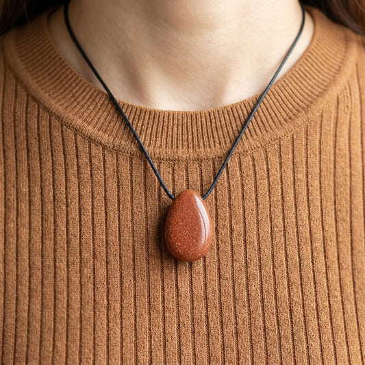 Goldfluss Tropfenanhänger — Lifestyle-Tragebild