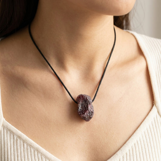 Granat Rohsteinanhänger — Lifestyle-Tragebild