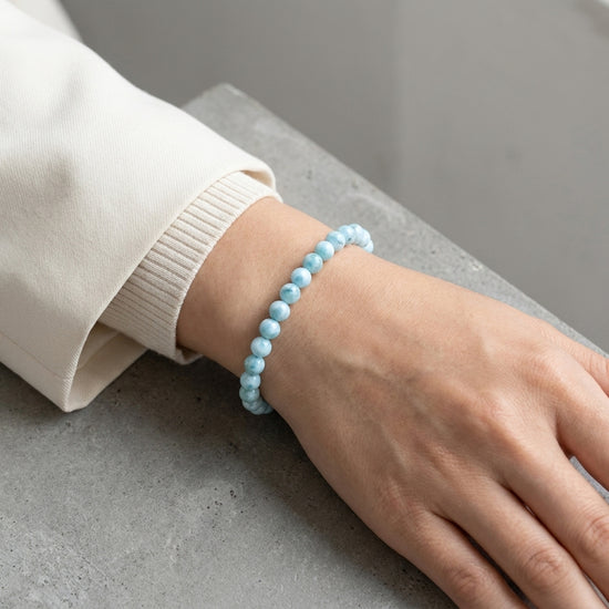 Larimar Kugelarmband | 6mm — Lifestyle-Tragebild