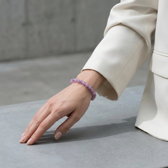Lepidolith Kugelarmband | 6 mm am Handgelenk getragen – Tragebild