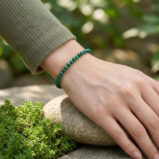 Malachit Mini-Kugelarmband 4 mm — Lifestyle-Tragebild