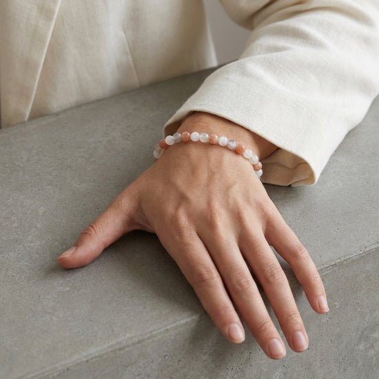 Mondstein Kugelarmband | 6mm — Lifestyle-Tragebild
