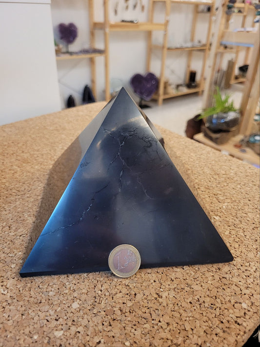 Pyramide aus Schungit 15cm