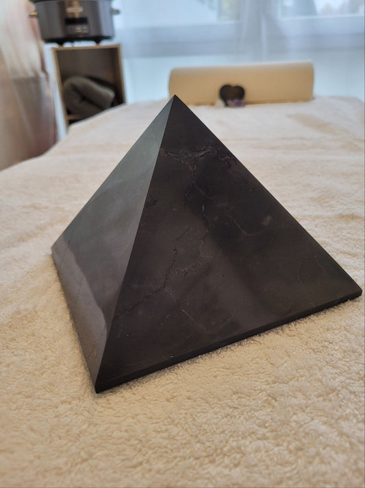 Pyramide aus Schungit 15cm
