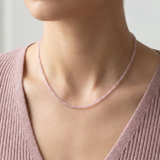 Rosenquarz 2 mm Perlenkette facettiert | 45 cm + Silberverschluss — Lifestyle-Tragebild