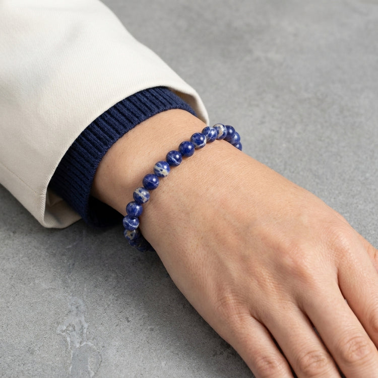 Sodalith Kugelarmband | 6mm — Lifestyle-Tragebild